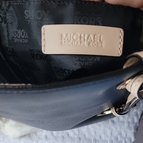 Michael Kors Black and Tan Leather Tote Elegant Design - Picture 9 of 9